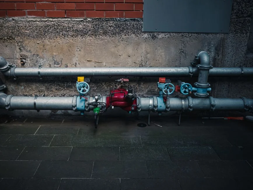 Pump and pressure fitting